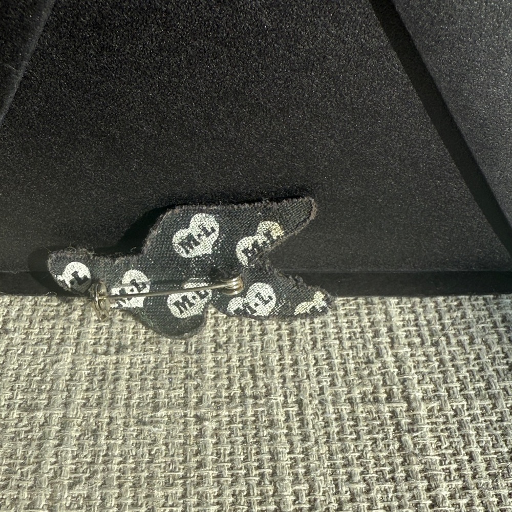 Hand Beaded Winged Foot Pin - Picture 5 of 7
